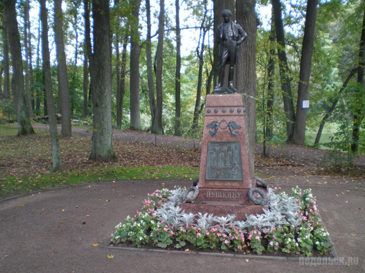 Памятник Пушкину в усадьбе Остафьево