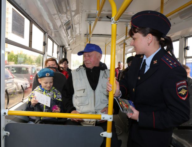 В Подольске пассажиров троллейбусов просвещают автоинспекторы