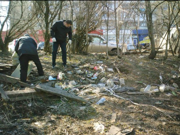 Глава Климовска разгребал мусор со всеми