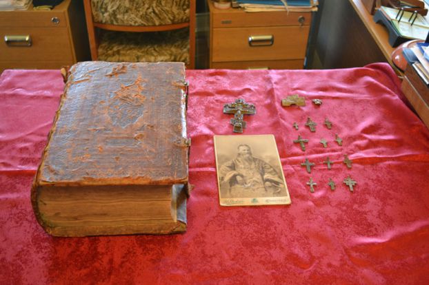 Приход Георгиевского храма передал антиквариат в дар музею