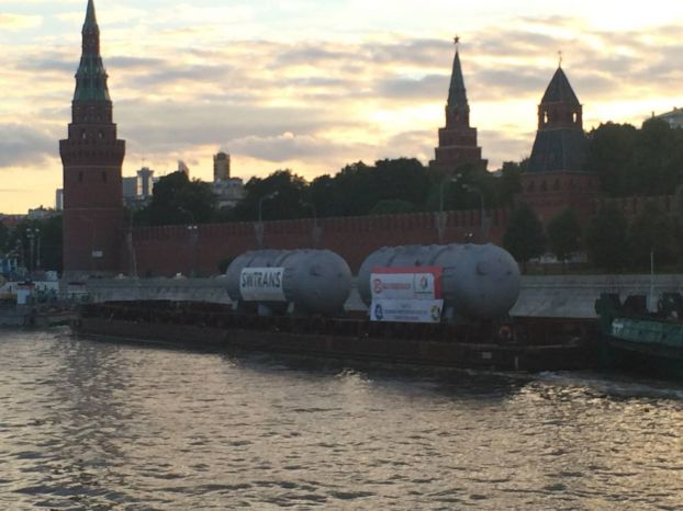 Баржа с парогенераторами «ЗиО-Подольск» прошла у стен Кремля