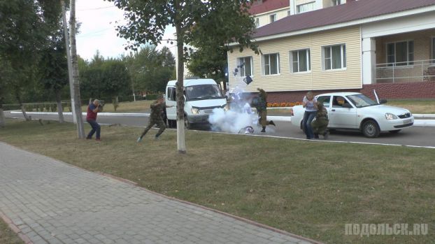 Подольские полицейские провели тренировку по освобождению заложников 