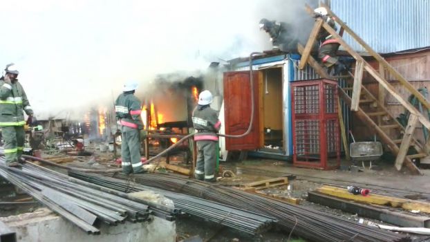 На стройке детского сада в Подольске сгорел городок строителей
