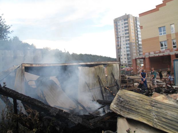 На стройке детского сада в Подольске сгорел городок строителей