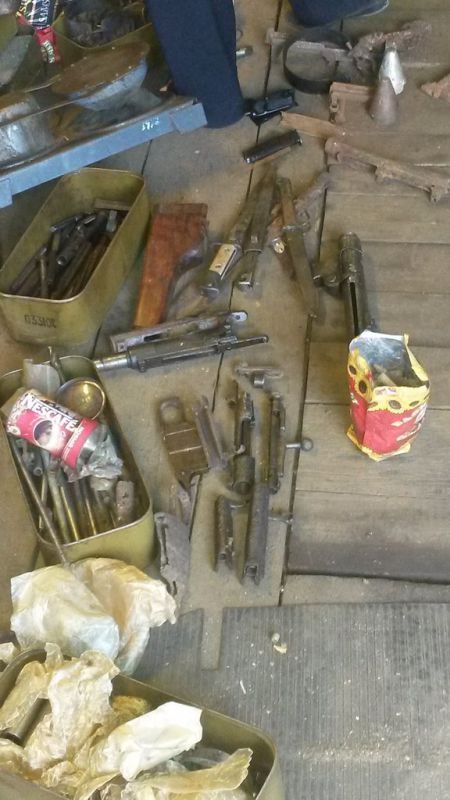 В гаражах обнаружены схроны оружия и боеприпасов