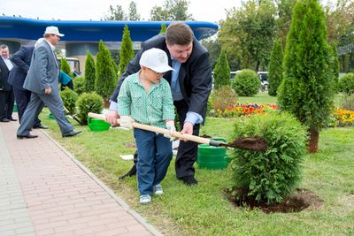 Глава Подольска принял эстафету от губернатора и посадил дерево