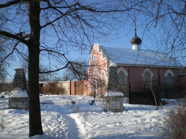 В 1992 году небольшой хозяйственный корпус, выстроенный в псевдоготическом стиле (1820-е гг.) перестроен под церковь Богоматери «Взыскание погибших»