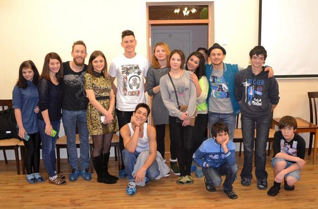 Участники шоу ТНТ «Танцы» навестили детей-сирот в Климовске