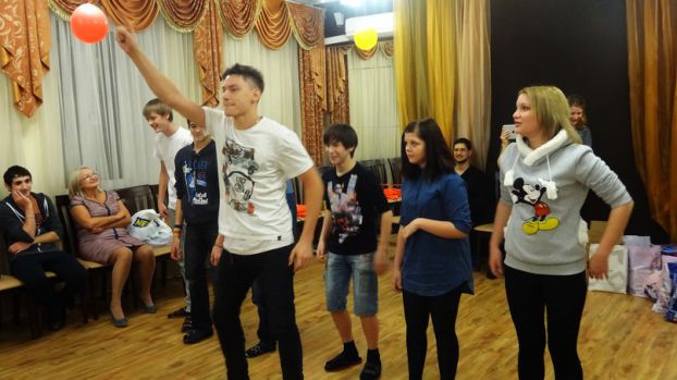 Участники шоу ТНТ «Танцы» навестили детей-сирот в Климовске