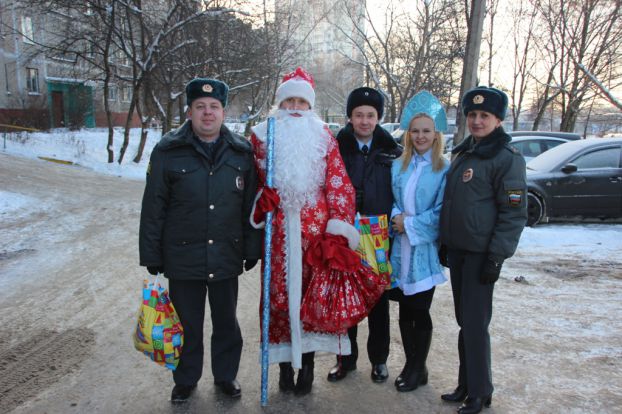 Полицейский Дед Мороз поздравил ребят