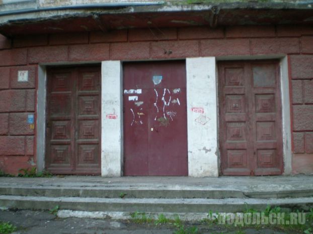 Двери бывшего пехотного училища