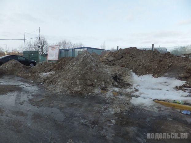 Стройплощадка детского сада на Южном поразила инспекторов горой грунта