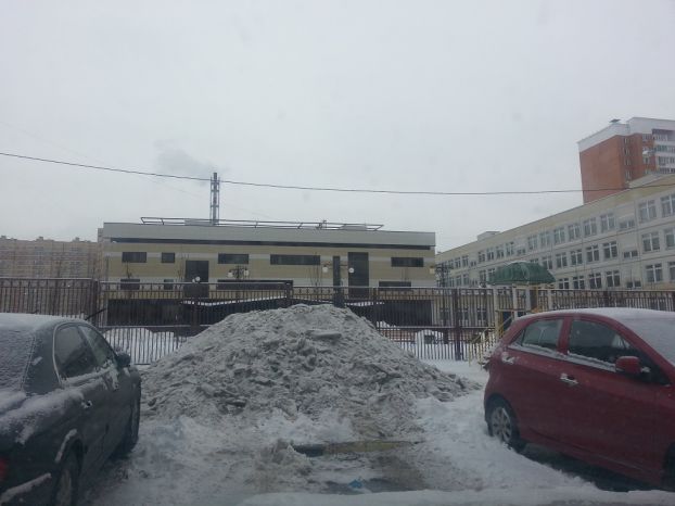 УК Подольска вместо свалки предпочла сложить снег на детской площадке возле школы