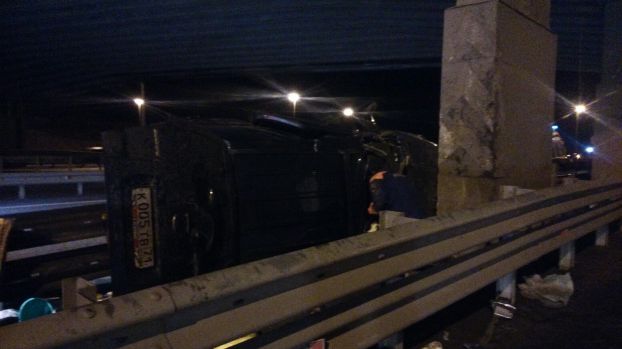 Автомобиль врезался в опору моста на Симферопольском шоссе