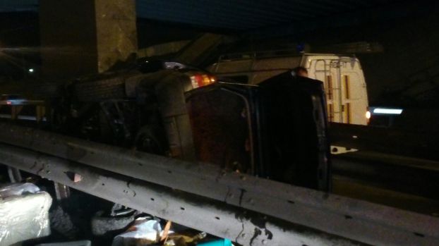Автомобиль врезался в опору моста на Симферопольском шоссе