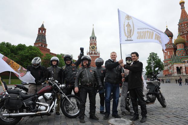 Подольские байкеры провезли знамя кинофорума из Москвы в Севастополь