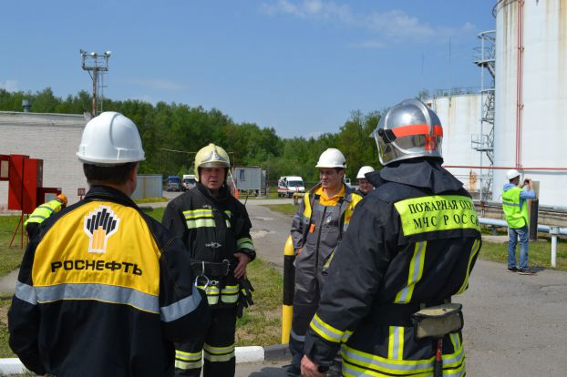 Подольские пожарные провели учения на нефтебазе
