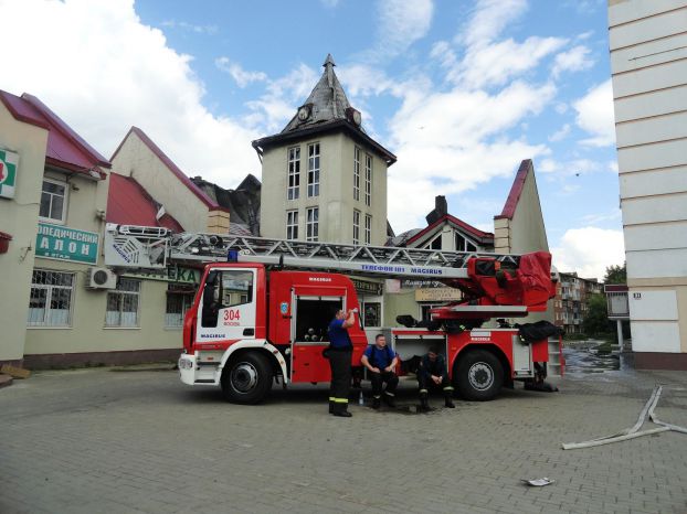 Пожар торгового центра в поселке Знамя Октября 