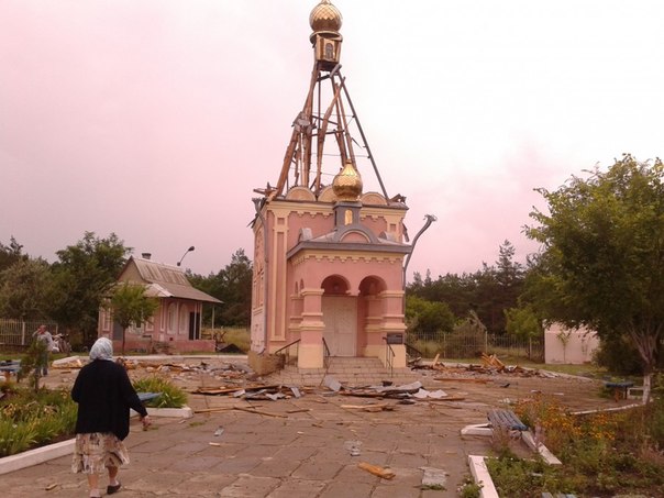 Разбомбленная церковь была построена на месте гибели 80 шахтёров, погибших от взрыва метана на шахте Баракова 11 марта 2000 года.