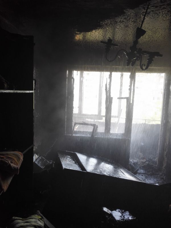 Пожар охватил две квартиры многоэтажного дома на Цемянке