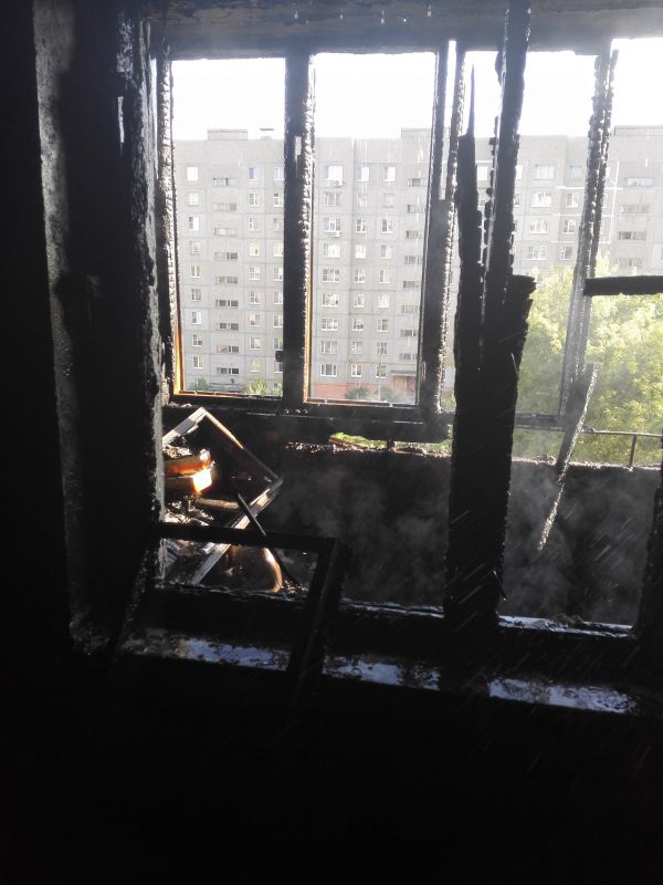 Пожар охватил две квартиры многоэтажного дома на Цемянке