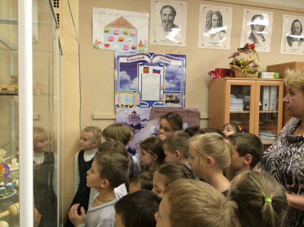 В школе открылся музей-выставка традиционной русской деревянной игрушки