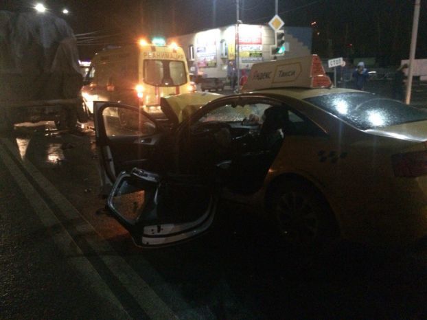 Ночное ДТП в Подольске: такси врезалось в мусоровоз