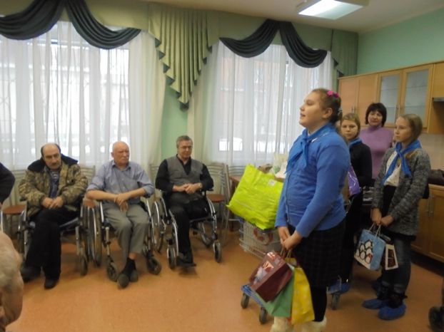 Пятиклассники из Остафьева навестили стариков в Климовском доме-интернате