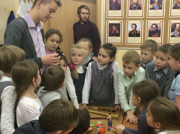 В школе открылся музей-выставка традиционной русской деревянной игрушки
