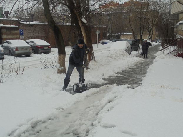 Ликвидировать снежные завалы помогают общественники