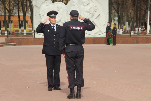 Строевой смотр полиции прошел на площади Славы