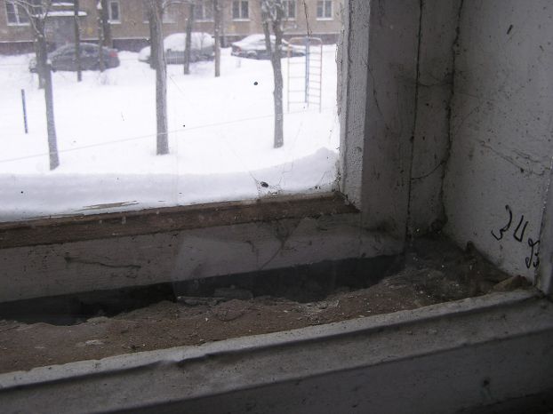 Симферопольская, 4. Окно после ремонта подъезда