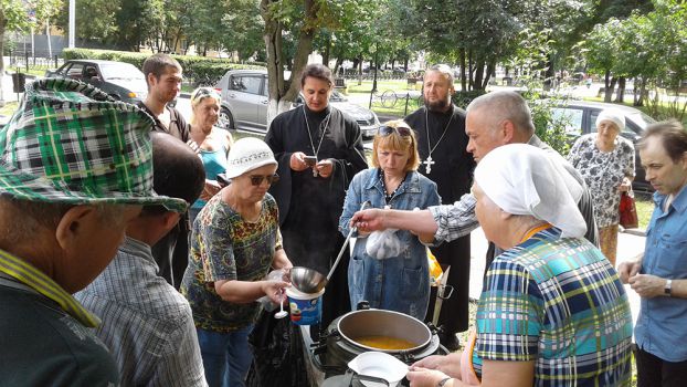 Православные волонтеры продолжают традицию благотворительных обедов