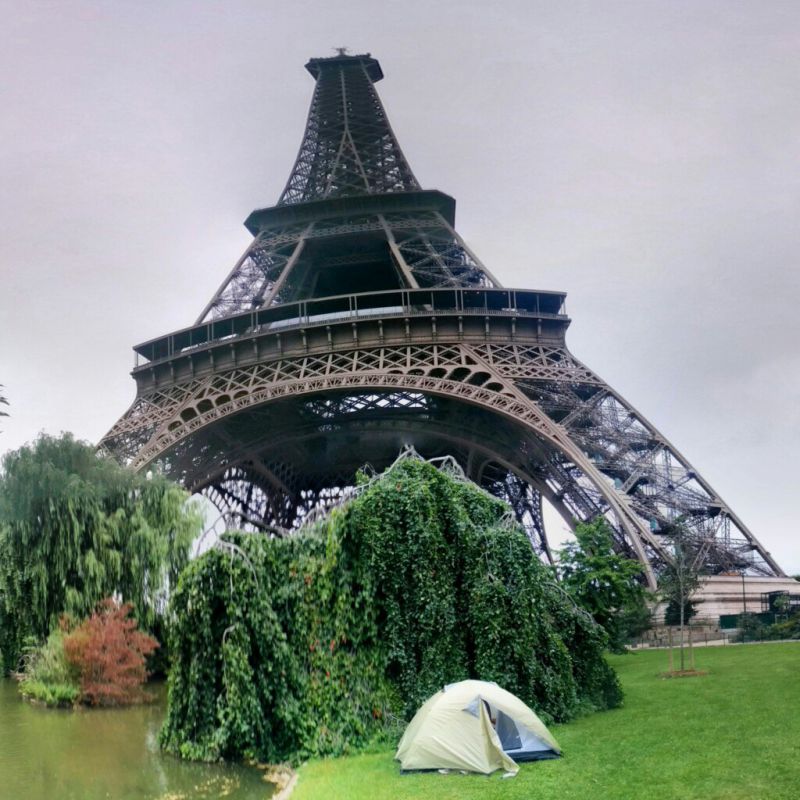 В Париже с палаткой