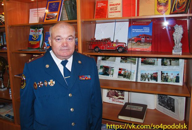 Курносов Николай Павлович на фоне подаренных музею экспонатов.