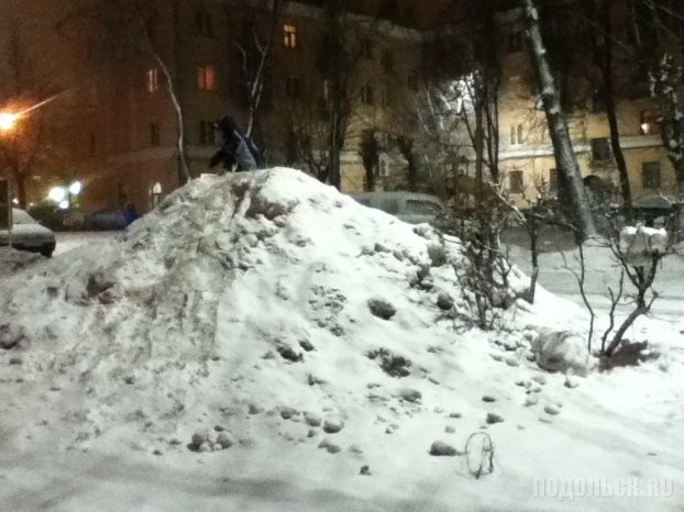 Складирование снега на газоне д. 4 на проспекте в Климовске