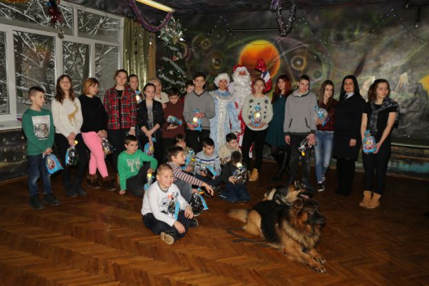 Сотрудники полиции поздравили с Рождеством воспитанников детского дома