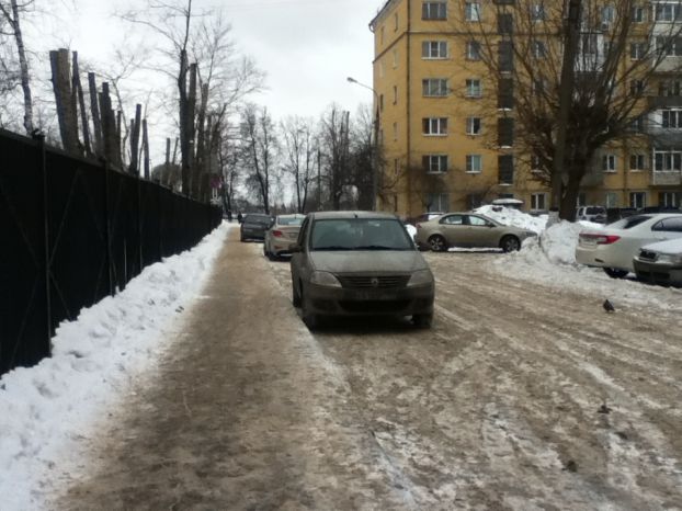 Тротуар у пятой школы Климовска