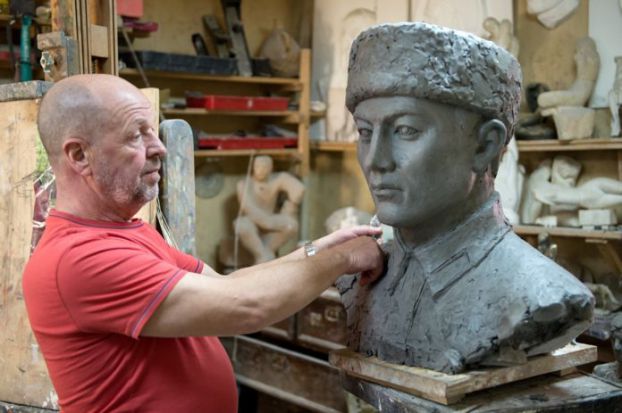 Подольский скульптор создает памятник герою-панфиловцу