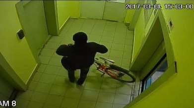 В Подольске похититель велосипедов перед кражей клеил на домах рекламу скупки
