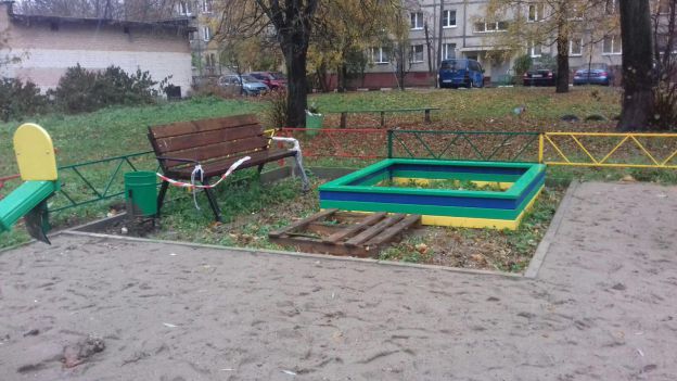 Подрядчик бросил десяток детских площадок в Подольске
