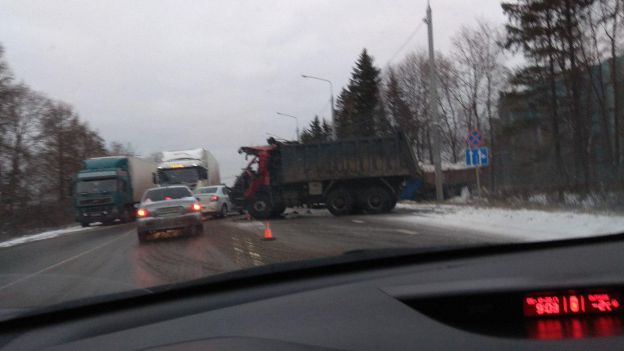 Самосвал столкнулся с фурой на Домодедовском шоссе