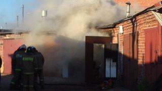 Пожарные оперативно погасили огонь в гаражном кооперативе