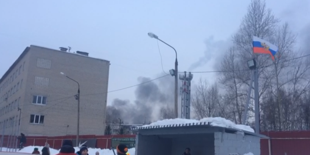 В Подольске сгорел частный дом: пожарные не смогли проехать по сугробам