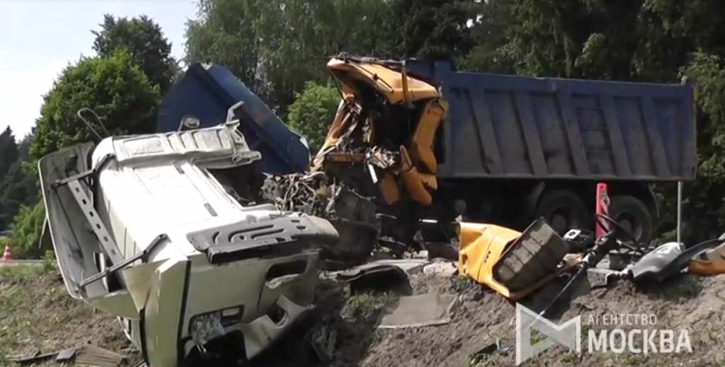 Лобовое столкновение двух грузовиков на Варшавском шоссе