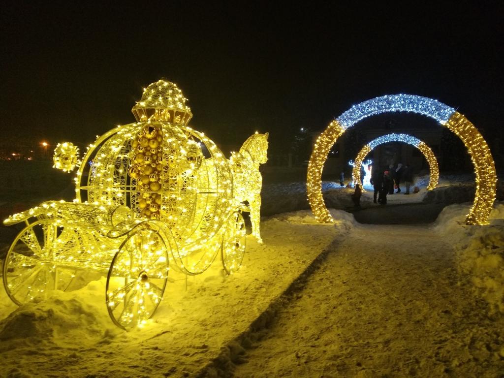Праздничная иллюминация украсила усадьбу Дубровицы: фото