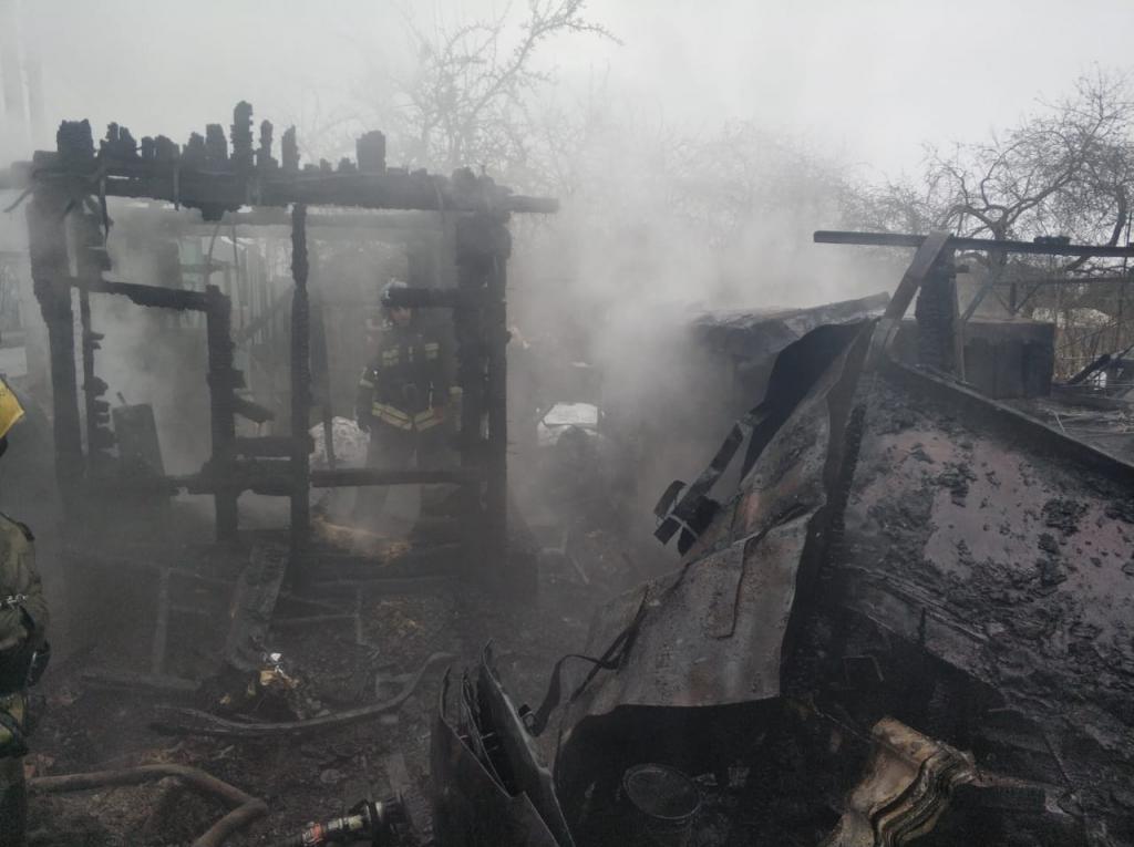 Пожар на двух садовых участках произошел на проезде Авиаторов