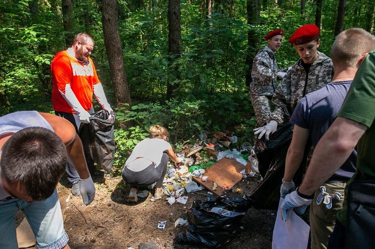 В лесопарке «Елочки» собрали более 200 кг мусора