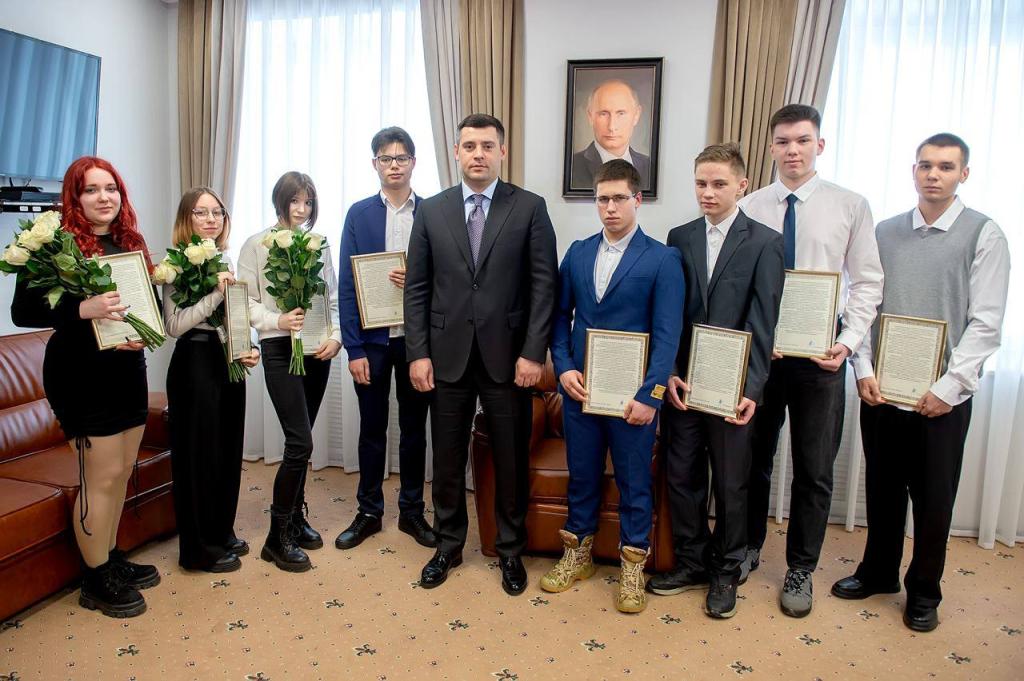 Глава Подольска вручил сертификаты на приобретение жилья сиротам и детям, оставшимся без попечения родителей
