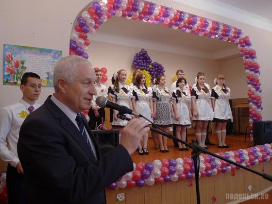 Н. П. Москалев на выпускном в федюковской школе